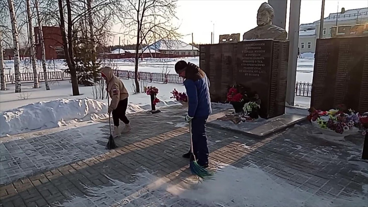 Акция по уборке памятника ко Дню Победы в Сталинградской битве.