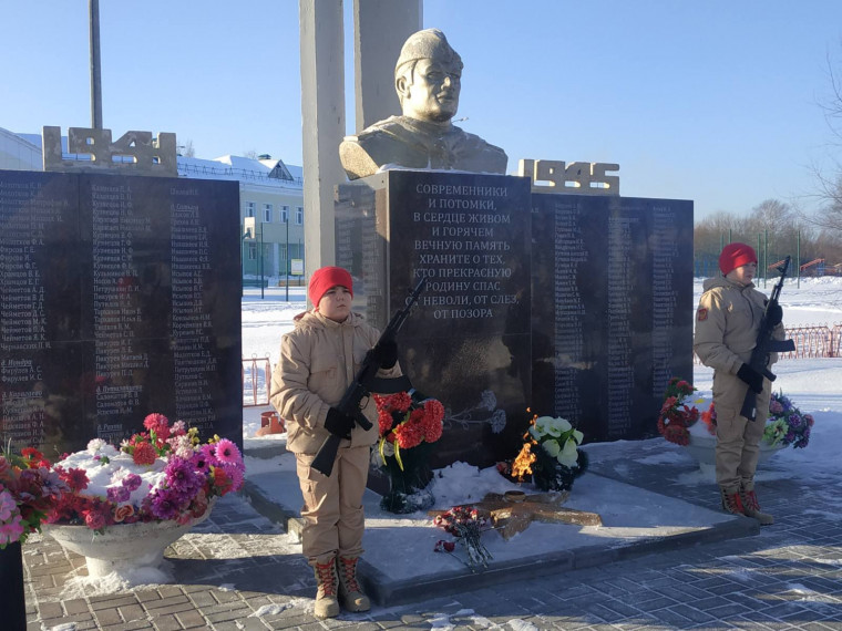 В День победы в Сталинградской битве состоялось возложение цветов.