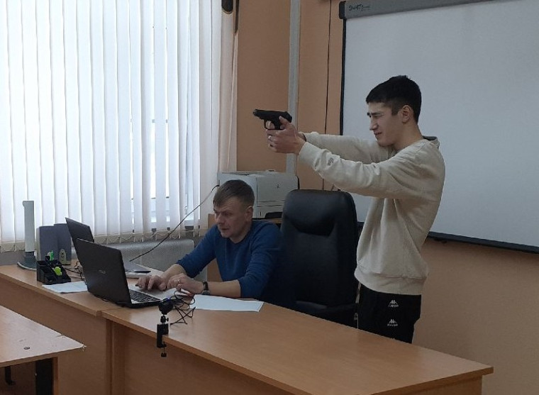 Школьные соревнования по стрельбе из пистолета Макарова.